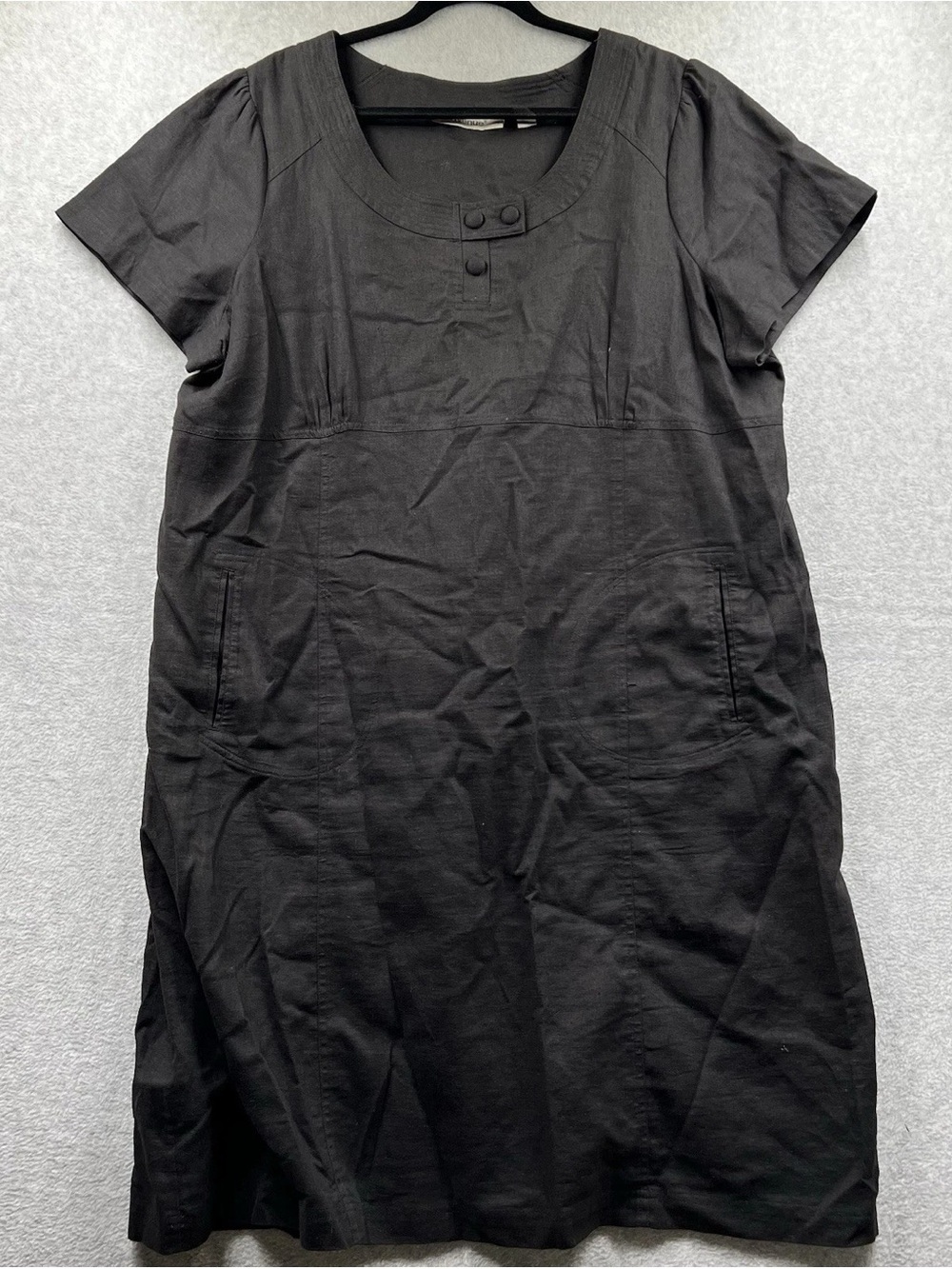 Avenue Black Short Sleeve Scoop Neck Dress with Front Pockets